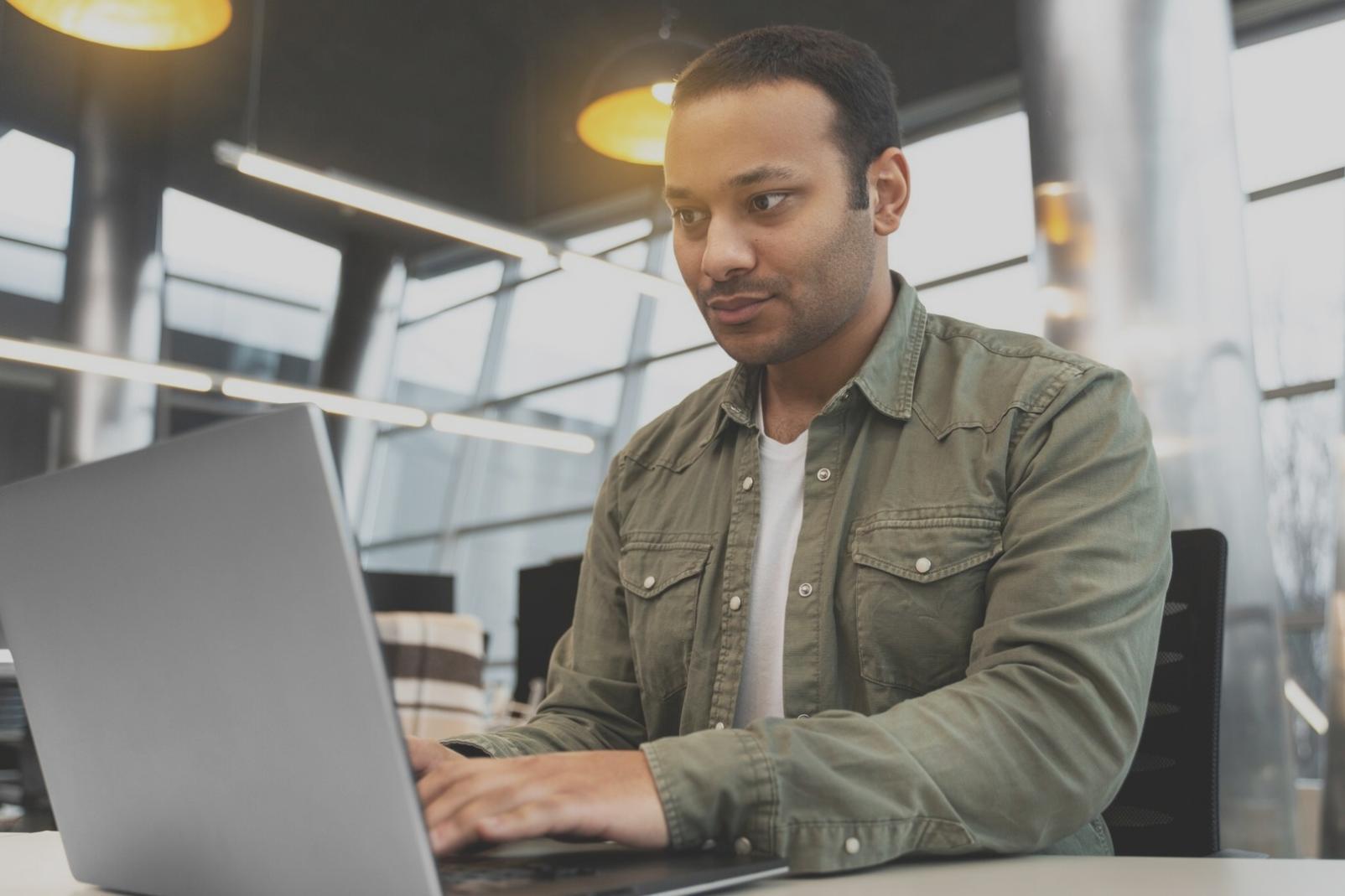 Representación visual de estándares de seguridad informática en ambiente profesional