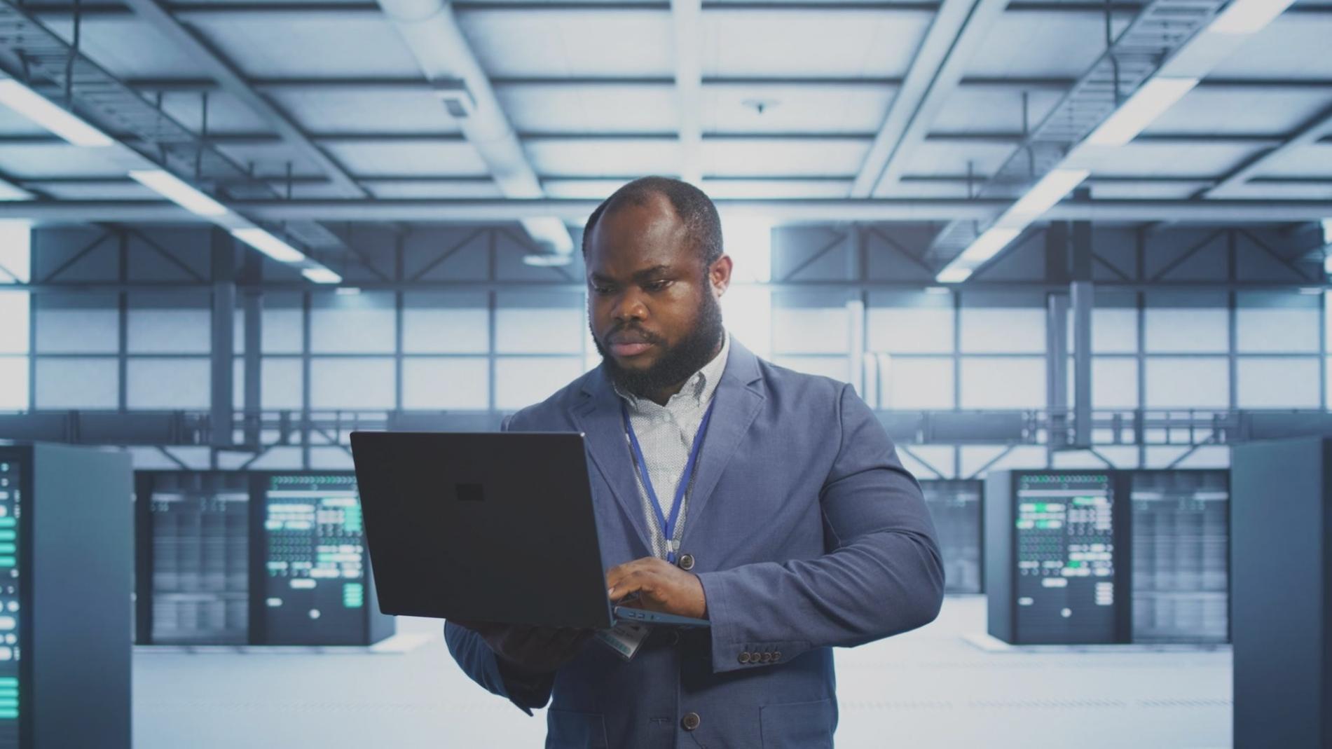 Especialistas en estándares de seguridad de la información trabajando con sistemas de gestión